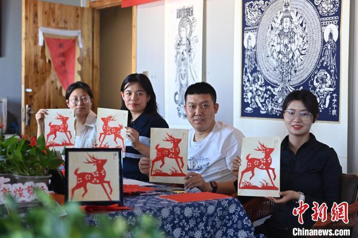 6月6日，在甘肅敦煌青年夜校課程中，青年學(xué)員展示學(xué)習(xí)敦煌非遺剪紙的成果。李亞龍 攝　　