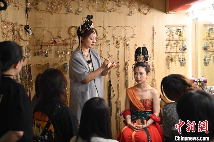 6月6日，在甘肅敦煌青年夜校課程中，青年學(xué)員學(xué)習(xí)敦煌美妝課程。李亞龍 攝