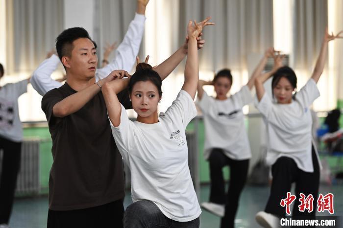 6月6日，在甘肅敦煌青年夜校課程中，青年學(xué)員學(xué)習(xí)敦煌舞課程。李亞龍 攝　　
