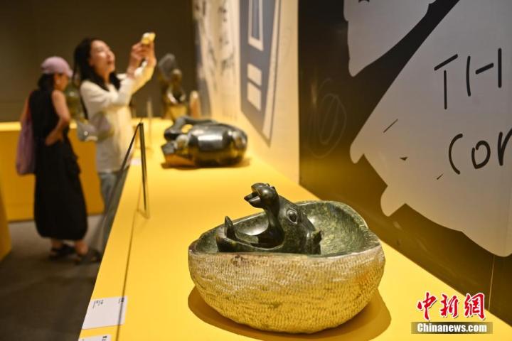圖為該藝術(shù)展展陳的蛇紋石作品《河馬池》。中新社記者 李亞龍 攝