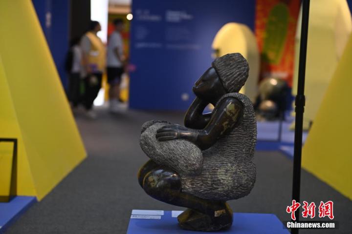 圖為游客參觀藝術(shù)展。中新社記者 李亞龍 攝</p>
<p>