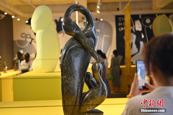 圖為游客拍攝蛇紋石作品《依戀》。中新社記者 李亞龍 攝
