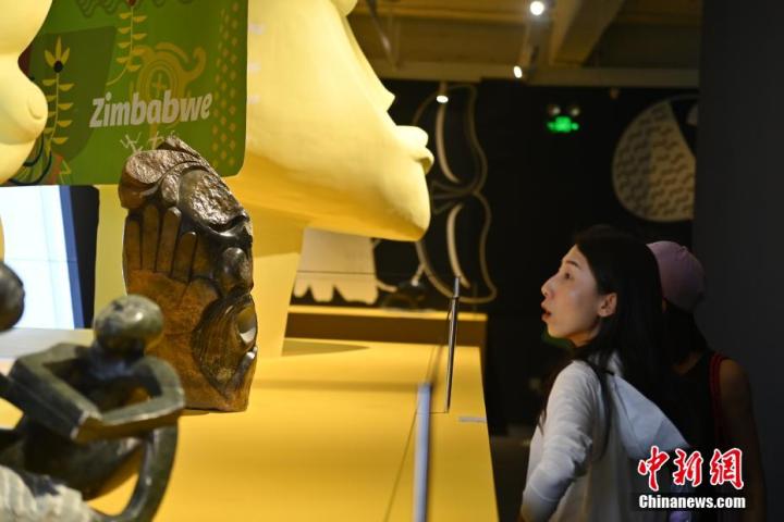 圖為游客參觀藝術(shù)展。中新社記者 李亞龍 攝