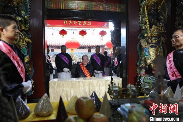 6月21日，“2024(甲辰年)兩岸共祭人文始祖伏羲典禮”在臺灣新北舉行。擔任主祭官的先嗇宮董事長、中國國民黨前秘書長李乾龍(中)出席典禮并擔任主祭官。中新社記者 張曉曦 攝