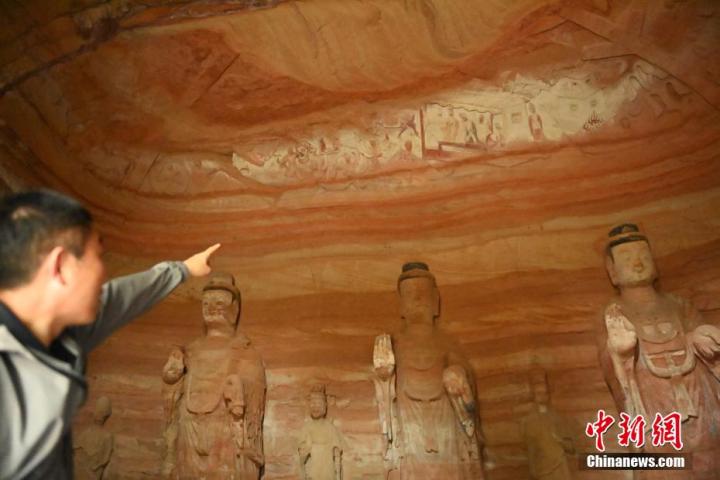 7月15日，甘肅省平?jīng)鍪袥艽h百里石窟長(zhǎng)廊中的南石窟寺1號(hào)窟內(nèi)，工作人員介紹窟內(nèi)僅存的浮雕——佛傳故事。百里石窟長(zhǎng)廊位于涇川縣境內(nèi)，由512個(gè)石窟、5眼窟中石井組成，現(xiàn)存王母宮石窟、鳳凰山石窟、南石窟寺、丈八寺石窟、羅漢洞石窟、太山寺石窟等規(guī)模較大的石窟群，還有數(shù)量眾多的小石窟群。南石窟寺開(kāi)鑿于北魏永平三年，其中1號(hào)窟屬于大型七佛窟，七佛高達(dá)6米。中新社記者 李亞龍 攝</p>
<p>