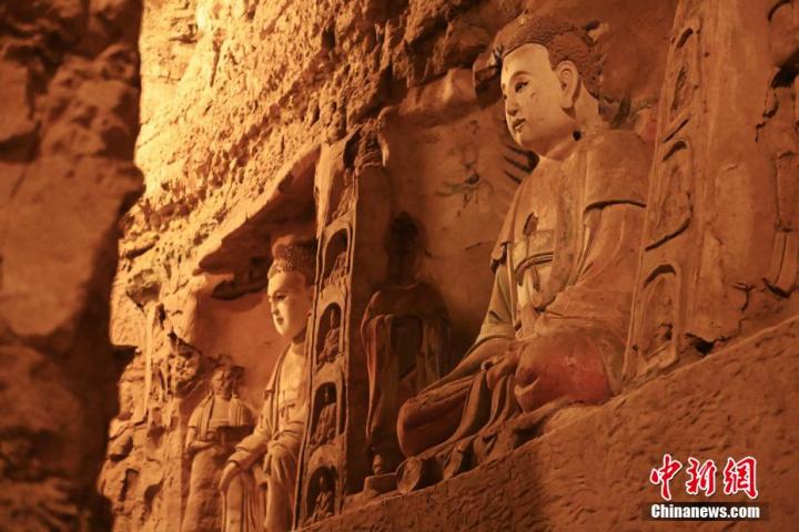 7月15日，甘肅省平?jīng)鍪袥艽h百里石窟長(zhǎng)廊中的王母宮石窟造像。百里石窟長(zhǎng)廊位于涇川縣境內(nèi)，由512個(gè)石窟、5眼窟中石井組成，現(xiàn)存王母宮石窟、鳳凰山石窟、南石窟寺、丈八寺石窟、羅漢洞石窟、太山寺石窟等規(guī)模較大的石窟群，還有數(shù)量眾多的小石窟群。王母宮石窟又名千佛洞，該窟設(shè)計(jì)宏大，造像生動(dòng)，窟內(nèi)擁有造像數(shù)百尊，是較為珍貴的佛教文化歷史遺存。中新社記者 李亞龍 攝</p>
<p>