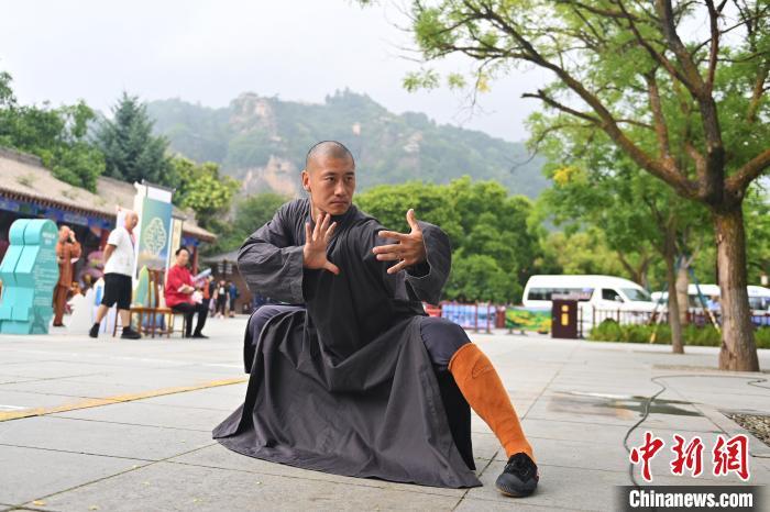 7月14日，甘肅省平?jīng)鍪嗅轻忌骄皡^(qū)內(nèi)，嵩山少林弟子展示武藝。7月13日至14日，“2024年北京體育大學(xué)第十五屆國際武術(shù)比賽交流大會暨首屆崆峒山國際武術(shù)大會”舉行，大會也在崆峒山景區(qū)進行問道崆峒、武術(shù)高級研修班、崆峒拜師等系列活動。中新社記者 李亞龍 攝</p>
<p>