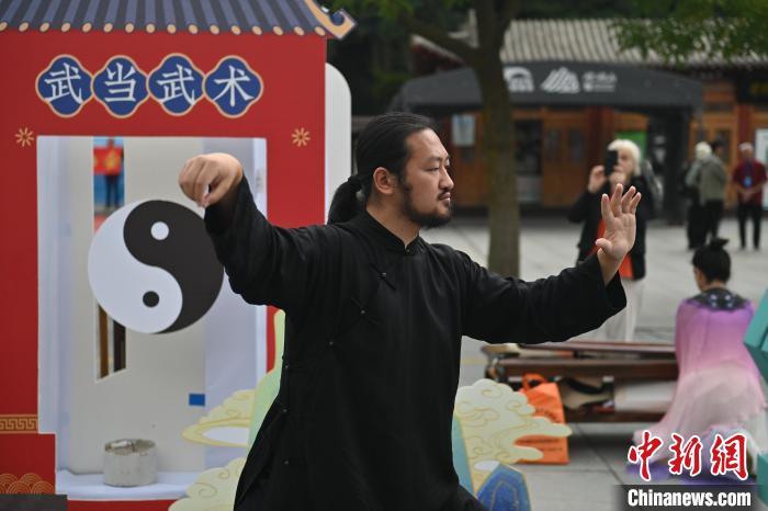 7月14日，甘肅省平?jīng)鍪嗅轻忌骄皡^(qū)內(nèi)，武當玄武派傳承人展示武當武術(shù)。7月13日至14日，“2024年北京體育大學(xué)第十五屆國際武術(shù)比賽交流大會暨首屆崆峒山國際武術(shù)大會”舉行，大會也在崆峒山景區(qū)進行問道崆峒、武術(shù)高級研修班、崆峒拜師等系列活動。中新社記者 李亞龍 攝</p>
<p>