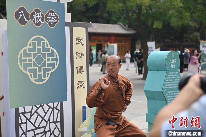 7月14日，甘肅省平?jīng)鍪嗅轻忌骄皡^(qū)內(nèi)，八極拳傳承人展示八極拳。7月13日至14日，“2024年北京體育大學(xué)第十五屆國際武術(shù)比賽交流大會暨首屆崆峒山國際武術(shù)大會”舉行，大會也在崆峒山景區(qū)進行問道崆峒、武術(shù)高級研修班、崆峒拜師等系列活動。中新社記者 李亞龍 攝</p>
<p>