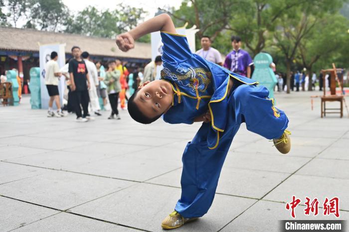 7月14日，甘肅省平?jīng)鍪嗅轻忌骄皡^(qū)內(nèi)，小朋友展示查拳。7月13日至14日，“2024年北京體育大學(xué)第十五屆國際武術(shù)比賽交流大會暨首屆崆峒山國際武術(shù)大會”舉行，大會也在崆峒山景區(qū)進行問道崆峒、武術(shù)高級研修班、崆峒拜師等系列活動。中新社記者 李亞龍 攝</p>
<p>
