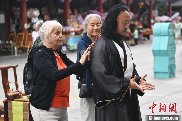 7月14日，甘肅省平?jīng)鍪嗅轻忌骄皡^(qū)內(nèi)，外籍武術(shù)愛好者感受青城武術(shù)。7月13日至14日，“2024年北京體育大學(xué)第十五屆國際武術(shù)比賽交流大會暨首屆崆峒山國際武術(shù)大會”舉行，大會也在崆峒山景區(qū)進行問道崆峒、武術(shù)高級研修班、崆峒拜師等系列活動。中新社記者 李亞龍 攝</p>
<p>