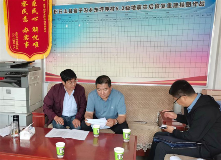 州縣紀(jì)委監(jiān)委機(jī)關(guān)聯(lián)合督查組對(duì)下沉干部 、駐村干部 、包村組長(zhǎng)、村干部 “四級(jí)”干部履職到崗情況，以及工作日志和民情臺(tái)賬、訴求臺(tái)賬進(jìn)行日常監(jiān)督檢查，壓實(shí)工作責(zé)任。.jpg