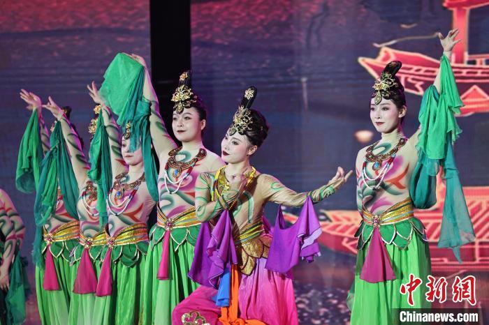 7月19日晚，第五屆黃河之濱文藝展演在蘭州體育文化廣場(chǎng)開幕。圖為開幕式演出敦煌舞蹈。張曦予 攝