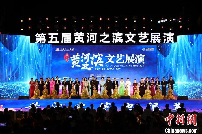 7月19日晚，第五屆黃河之濱文藝展演在蘭州體育文化廣場(chǎng)開幕。張曦予 攝