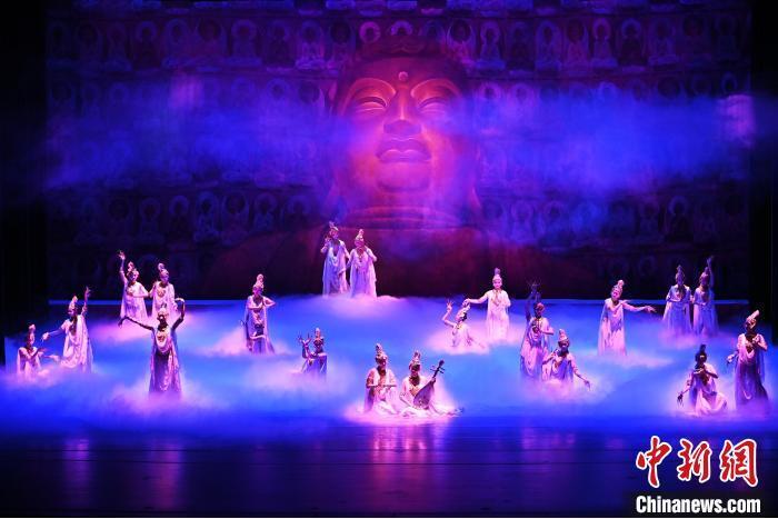 7月18日晚，中國(guó)經(jīng)典舞劇《絲路花雨》在甘肅蘭州黃河劇院進(jìn)行演出。中國(guó)經(jīng)典舞劇《絲路花雨》迎來45周年，7月17日-8月4日在蘭州開啟為期多天的駐場(chǎng)演出。該舞劇取材于敦煌莫高窟壁畫，集中國(guó)霓裳羽衣舞、敦煌舞、印度舞、黑巾舞、波斯馬鈴舞等于一身，自1979年演出至今，該劇先后在40多個(gè)國(guó)家和地區(qū)演出近4000場(chǎng)，觀眾550多萬人次。中新社記者 李亞龍 攝</p>
<p>