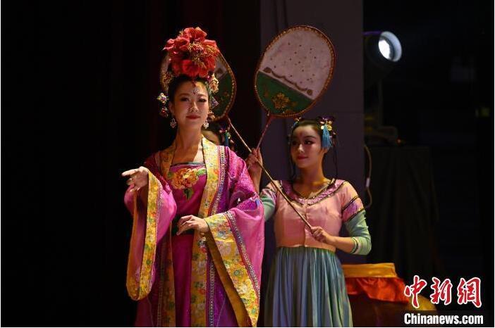 7月18日晚，中國(guó)經(jīng)典舞劇《絲路花雨》在甘肅蘭州黃河劇院進(jìn)行演出。中國(guó)經(jīng)典舞劇《絲路花雨》迎來45周年，7月17日-8月4日在蘭州開啟為期多天的駐場(chǎng)演出。該舞劇取材于敦煌莫高窟壁畫，集中國(guó)霓裳羽衣舞、敦煌舞、印度舞、黑巾舞、波斯馬鈴舞等于一身，自1979年演出至今，該劇先后在40多個(gè)國(guó)家和地區(qū)演出近4000場(chǎng)，觀眾550多萬人次。中新社記者 李亞龍 攝</p>
<p>