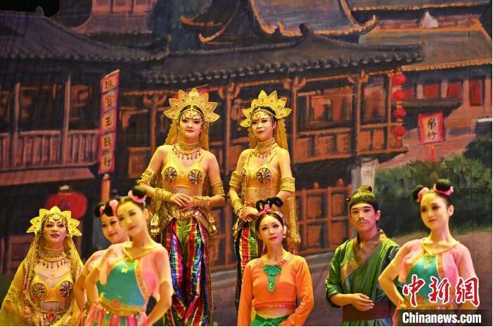 7月18日晚，中國(guó)經(jīng)典舞劇《絲路花雨》在甘肅蘭州黃河劇院進(jìn)行演出。中國(guó)經(jīng)典舞劇《絲路花雨》迎來45周年，7月17日-8月4日在蘭州開啟為期多天的駐場(chǎng)演出。該舞劇取材于敦煌莫高窟壁畫，集中國(guó)霓裳羽衣舞、敦煌舞、印度舞、黑巾舞、波斯馬鈴舞等于一身，自1979年演出至今，該劇先后在40多個(gè)國(guó)家和地區(qū)演出近4000場(chǎng)，觀眾550多萬人次。中新社記者 李亞龍 攝</p>
<p>