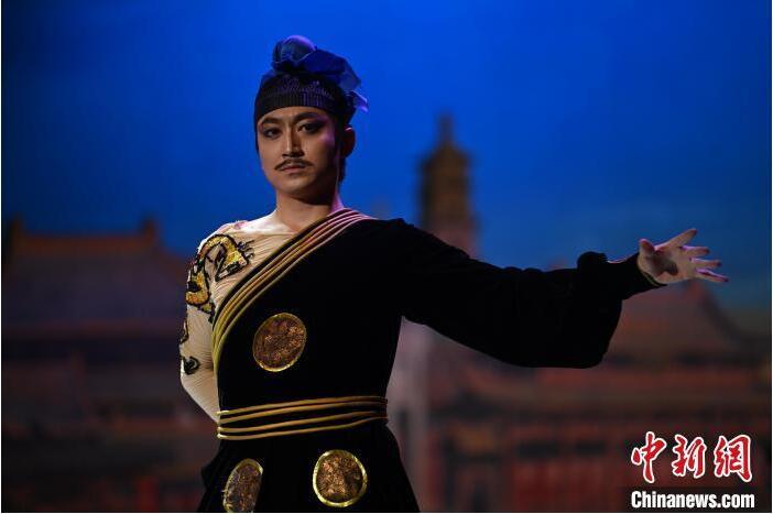 7月18日晚，中國(guó)經(jīng)典舞劇《絲路花雨》在甘肅蘭州黃河劇院進(jìn)行演出。中國(guó)經(jīng)典舞劇《絲路花雨》迎來45周年，7月17日-8月4日在蘭州開啟為期多天的駐場(chǎng)演出。該舞劇取材于敦煌莫高窟壁畫，集中國(guó)霓裳羽衣舞、敦煌舞、印度舞、黑巾舞、波斯馬鈴舞等于一身，自1979年演出至今，該劇先后在40多個(gè)國(guó)家和地區(qū)演出近4000場(chǎng)，觀眾550多萬人次。中新社記者 李亞龍 攝