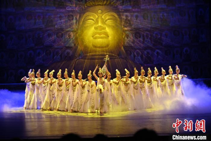 7月18日晚，中國(guó)經(jīng)典舞劇《絲路花雨》在甘肅蘭州黃河劇院演出。李亞龍 攝