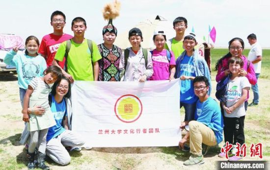圖為蘭州大學文化行者團隊走進民族社區(qū)。(資料圖)蘭州大學供圖
