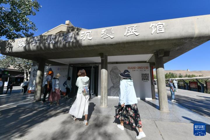 7月22日，游客排隊(duì)進(jìn)入“尋境敦煌——數(shù)字敦煌沉浸展”場館。新華社記者 郎兵兵 攝</p>
<p>