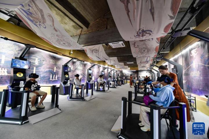 7月22日，游客線下體驗(yàn)“尋境敦煌——數(shù)字敦煌沉浸展”。新華社記者 郎兵兵 攝</p>
<p>