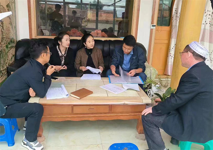 臨潭縣卓洛鄉(xiāng)紀委工作人員在下園子村農(nóng)戶家中了解在發(fā)放大病救助補助資金中是否存在落實不及時、不到位等作風方面的問題。.jpg