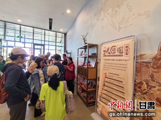 近日，玉門關遺址景區(qū)開啟了一場精彩紛呈的玉關詩詞挑戰(zhàn)賽，吸引眾多游人參與其中。玉門關遺址景區(qū)供圖