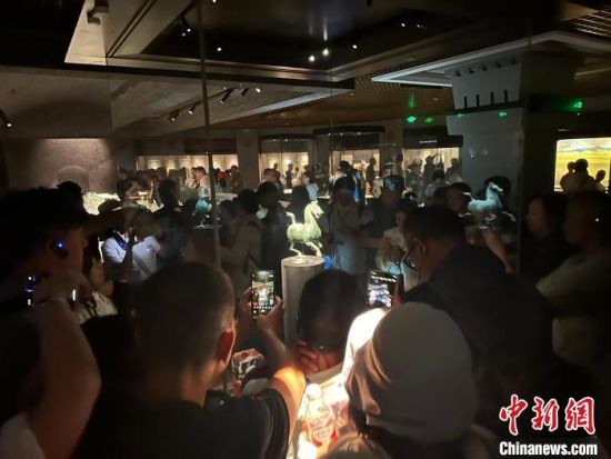 8月17日至23日，“濃濃民族情 兩岸一家親”臺灣同胞參訪團甘肅行交流活動在甘肅展開。圖為臺胞參觀甘肅省博物館。中新社記者 閆姣 攝